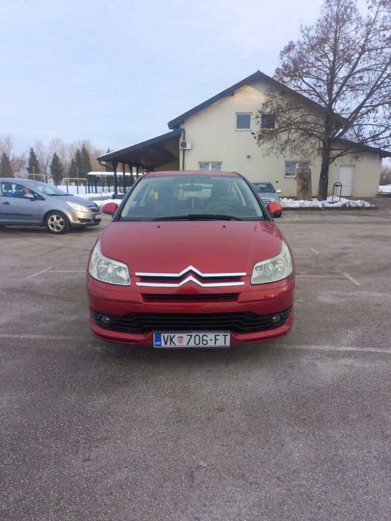 Citroën C4 1.4i 16V SX u urednom stanju – pogled izvana i iznutra