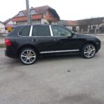 Bočni pogled Porsche Cayenne 4.8 V8 automatik – luksuzni SUV