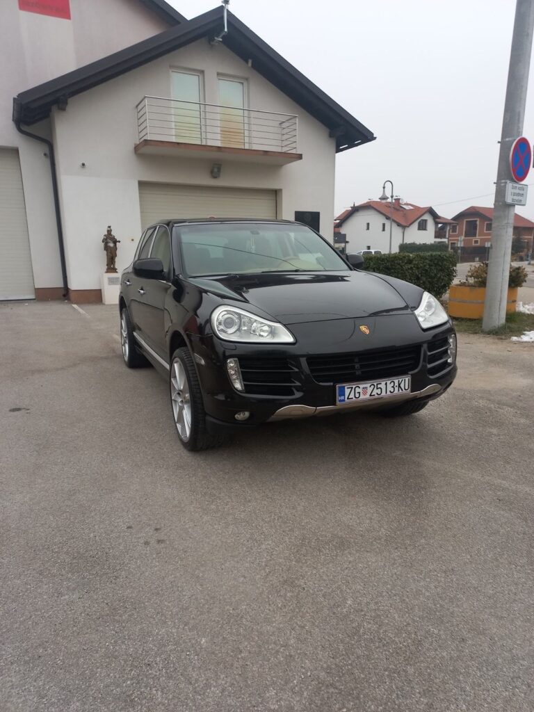 Porsche Cayenne 4.8 V8 automatik – prednji dio luksuznog SUV vozila