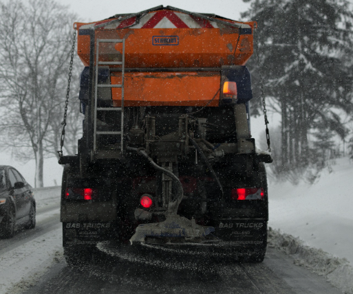 Kamion posipa sol po cestama u Zagrebu zimi kako bi spriječio sklizavost